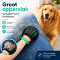 Zwarte harenverwijderaar met groene rubberen ribbels op autobekleding met hondenharen